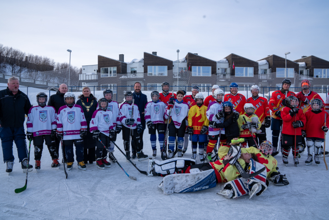 Kronprins Haakon sammen med Kirkenes Puckers. (Foto: Simen Løvberg Sund / Det kongelige hoff)