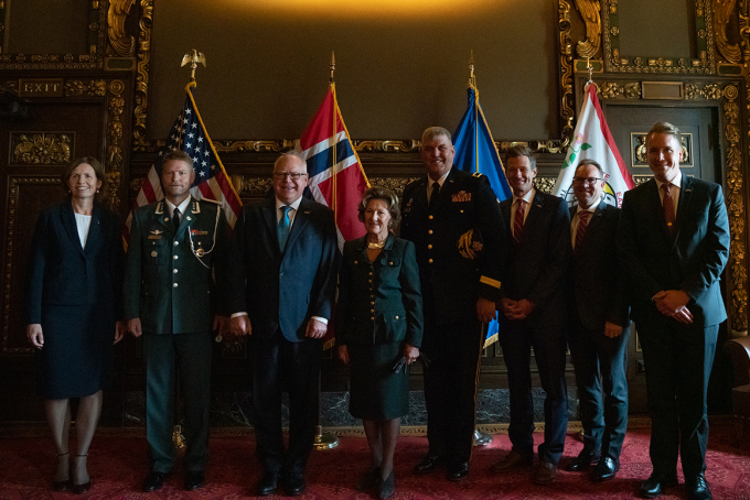 Under mottakelsen møtte Dronning Sonja og guvernør Walz representanter for NOREX - det snart 50 år lange utvekslingsprogrammet mellom Minnesotas nasjonalgarde og det norske Heimevernet. Foto: Simen Sund, Det kongelige hoff