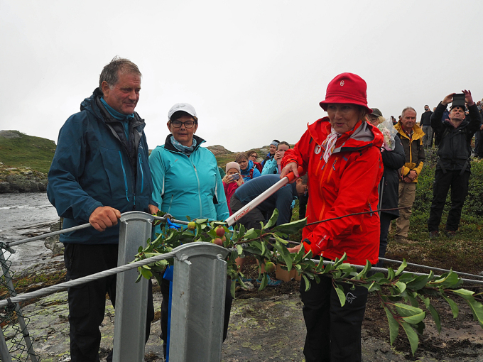 Dronninga opnar hengebrua over Opo-elva. Foto: Liv Anette Luane, Det kongelege hoff