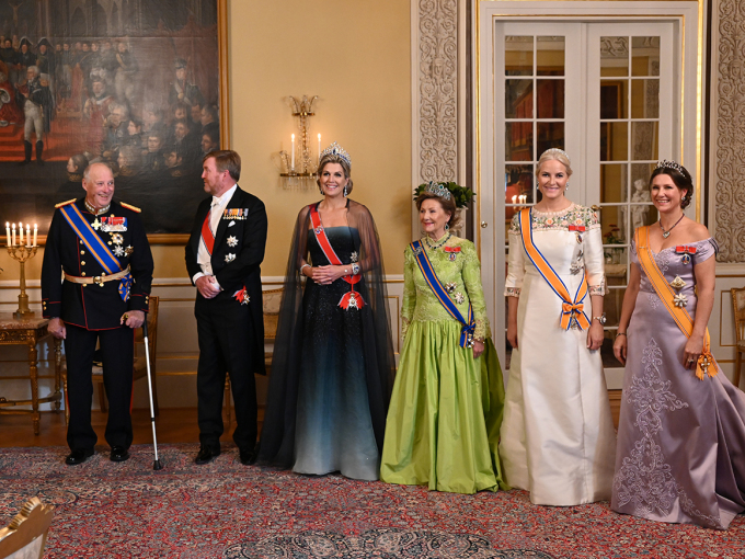 Klare for kveldens gallamiddag: Kong Harald, Kong Willem-Alexander, Dronning Máxima, Dronning Sonja, Kronprinsesse Mette-Marit og Prinsesse Märtha Louise. Foto: Sven Gj. Gjeruldsen, Det kongelige hoff
