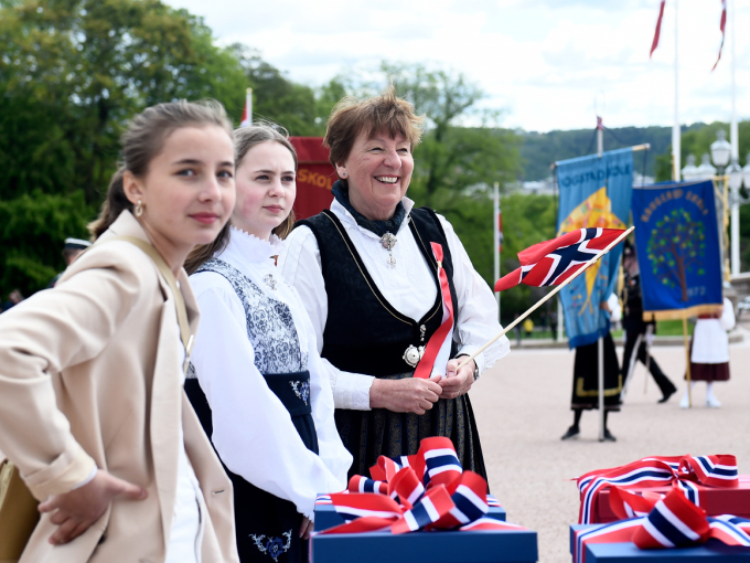 Ordfører Marianne Borgen, Åse Elvira Lilleberg Tverre og Astrid Schjøtt Blom overrakte mer enn 3 500 tegninger til  Kongefamilien fra skolebarn i Oslo. Foto: Fredrik Varfjell / NTB scanpix