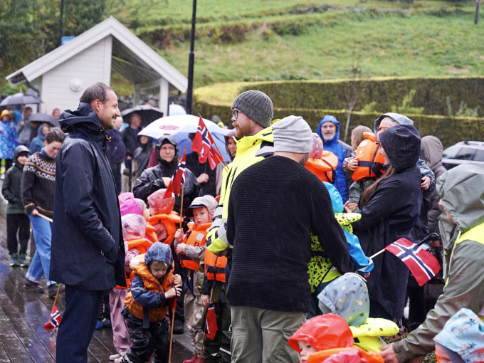 Kronprins Haakon i Hardbakke hamn, der han møtte både små og store frå øysamfunnet. Foto: Sara Svanemyr, Det kongelege hoffet