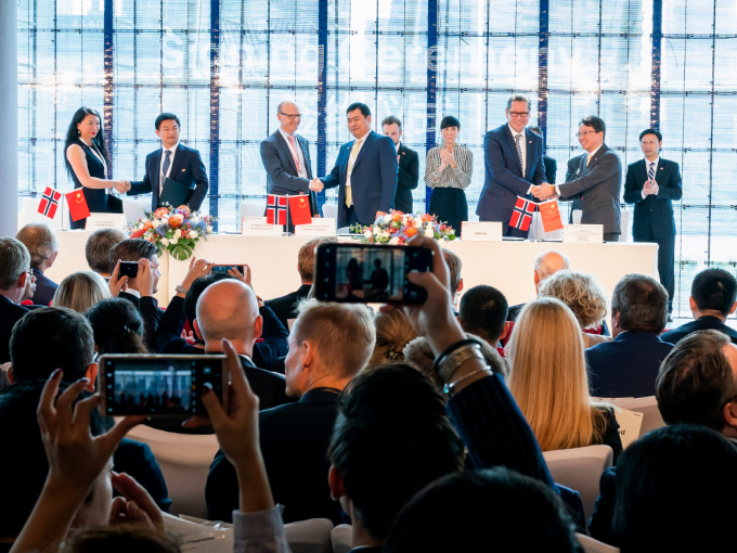 Kongsberg Gruppen, DNV GL og Jotun var blant dem som signerte nye avtaler med selskaper i Shanghai i dag. Foto: Heiko Junge, NTB scanpix