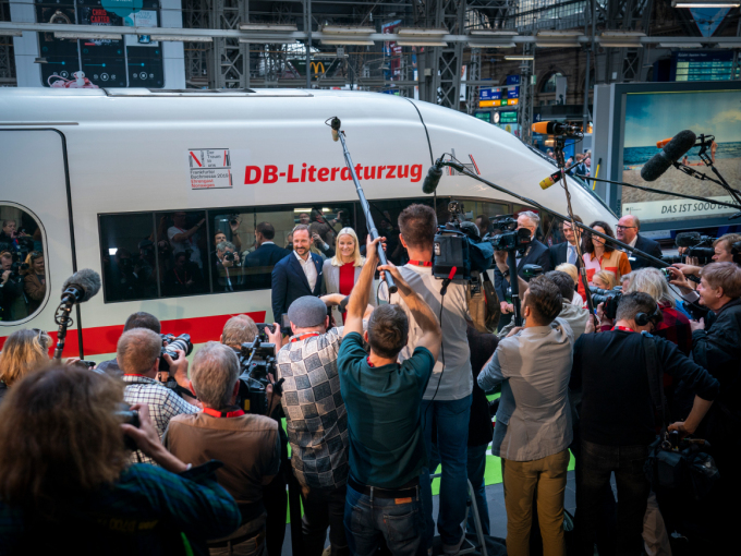 Et stort medieoppbud møtte Kronprinsparet i Frankfurt. Foto: Heiko Junge, NTB scanpix