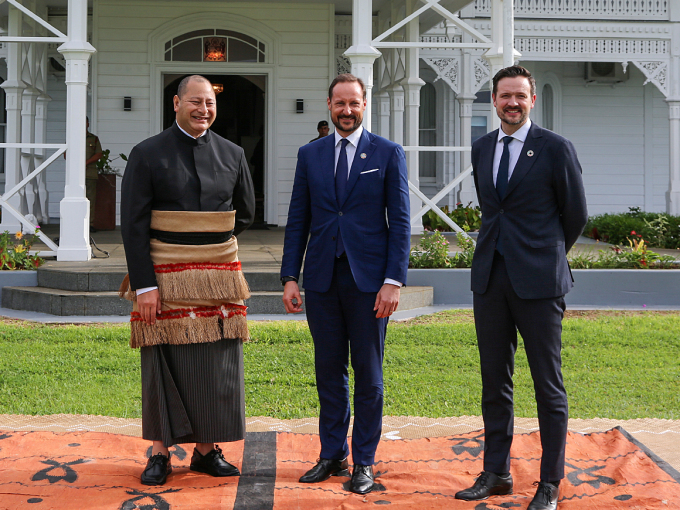 Kong Tupou, Kronprins Haakon og utviklingsminister Dag-Inge Ulstein utenfor palasset i Nukuʻalofa. Foto: Karen Setten / NTB scanpix