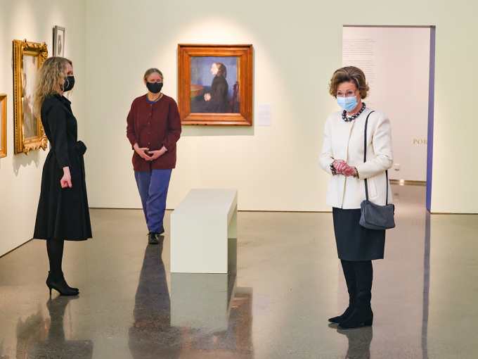 Kurator Cecilie Skeide og kunstner Hanne Borchgrevink ledsager Dronningen i utstillingen. Foto: NTB