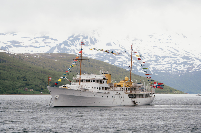 Kongeskipet ankret opp utenfor Burfjord. Foto: Ola Vatn, Det kongelige hoff