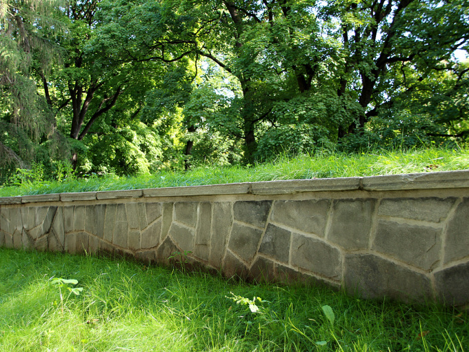 Mur langs Parkveien. Foto: Liv Osmundsen, Det kongelege hoffet