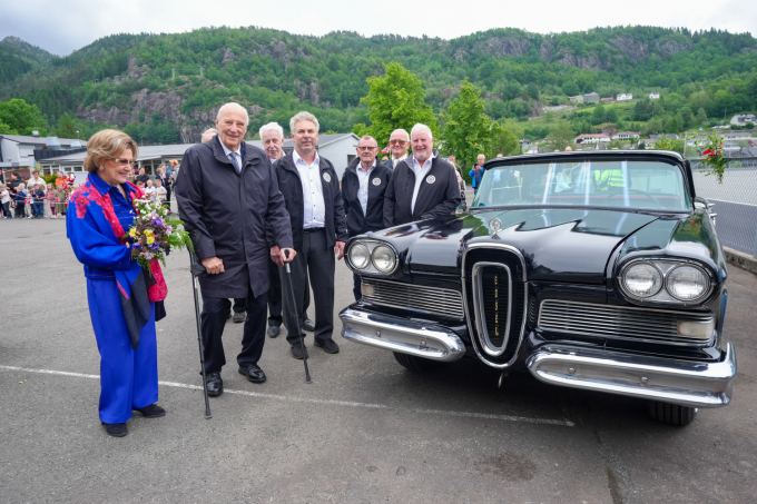 – Se der, ja, sa Kong Harald da han så sin gamle Ford Edsel ved ankomst til idrettsanlegget i Moi. Bilen fikk Kongen i gave av sin far da han var 21 år. Her står Kongeparet sammen med blant andre nåværende eier Arne Birkemo. Foto: Lise Åserud / NTB