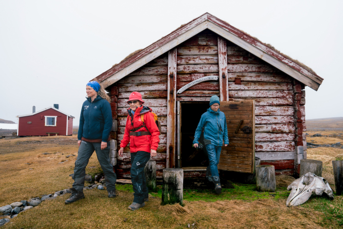 Dronning Sonja besøker den eldste bygningen på stasjonsområdet – Hammerfesthuset fra 1822. Foto: Ola Vatn, Det kongelige hoff