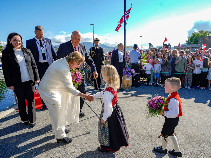 Kongeparet møter blomsterbarna Johannes Sætre og Tiril Mundal. Foto: Lise Åserud / NTB