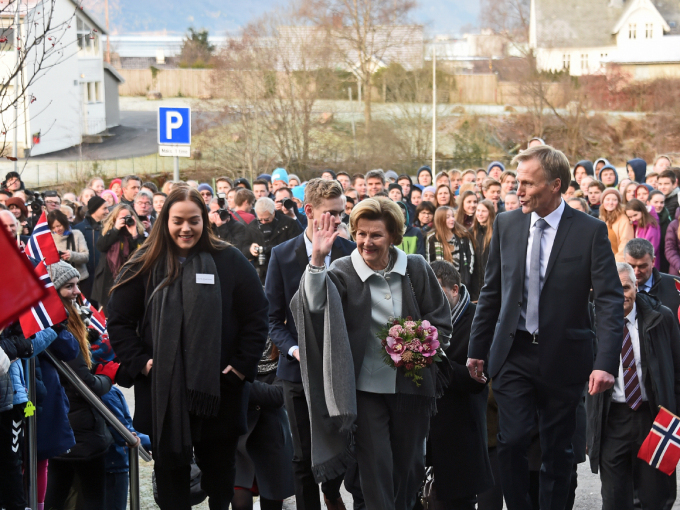 Dronninga kjem til Firda vidaregåande skule. Foto: Sven Gj. Gjeruldsen, Det kongelege hoffet