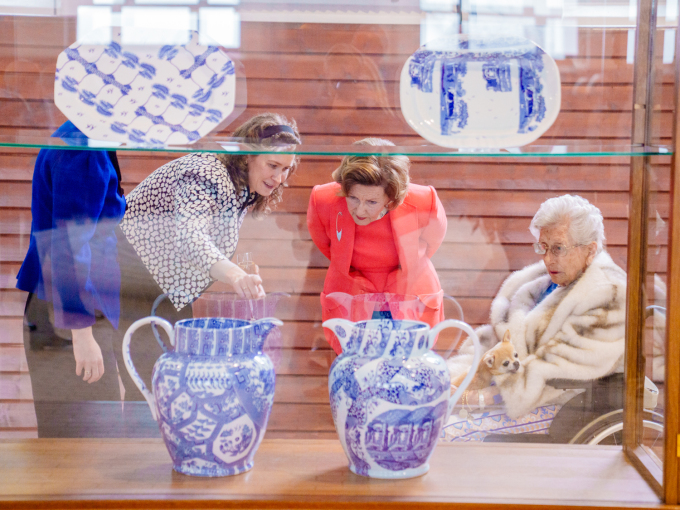 Kuratorene Kaja Maria Ranveig Hjort og Sandra Lorentzen viser verkene til Paul Scott, som forener industriproduksjon og samtidskeramikk og sammenstiller klassiske porselensmønstre og motiver med bilder fra samtiden. Foto: Stian Lysberg Solum / NTB