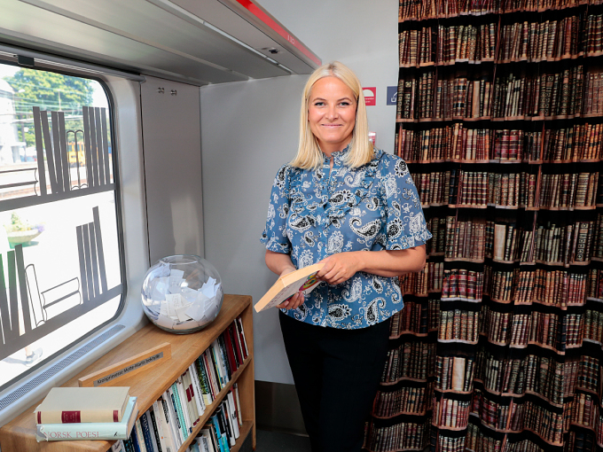 Det finnes en bok for alle! Og mange har lett etter bøker i Litteraturtogets bibliotekvogn underveis, når toget har vært åpent på stasjonene. Foto: Lise Åserud, NTB scanpix.