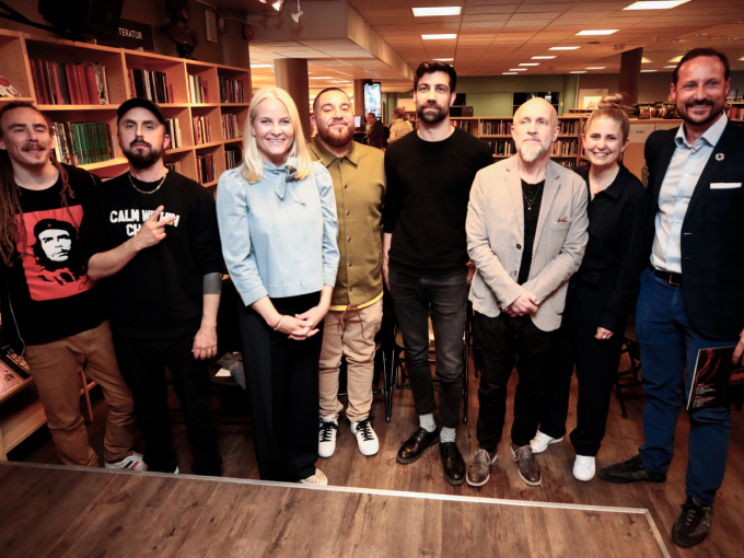 Kronprinsparet med Taro Cooper, Don Martin, Jonathan Castro, Zeshan Shakar, Lars Saabye Christensen og Silje Nordnes på Deichman Majorstua. Foto: Lise Åserud / NTB scanpix
