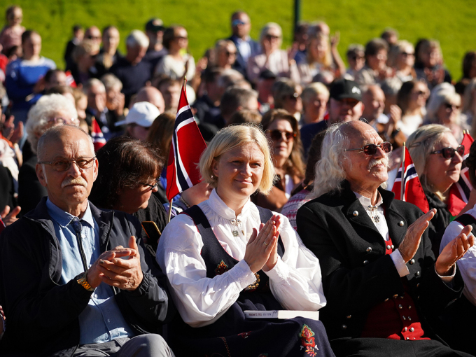 Innbyggarar frå Vanylven på plass ved Olivinhallen. På første rad sat spesielt inviterte gjestar, som her gardbrukar Eldar Lade, forfattar Maria Parr og Svein Johan Bøstrand, pådrivar for samtlege Monsiadar (idrettsleikar for psykisk utviklingshemma og rørslehemma) - heile 25 år i talet. Foto: Liv Anette Luane, Det kongelege hoffet