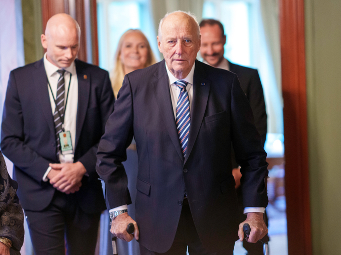 Kong Harald ankommer regjeringens lunsj til ære for det finske statsbesøket. Foto: Cornelius Poppe / NTB