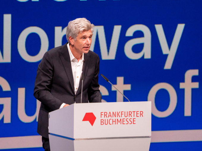 Karl Ove Knausgård på talerstolen under åpningen av den internasjonale bokmessen i Frankfurt. Foto: Heiko Junge / NTB scanpix