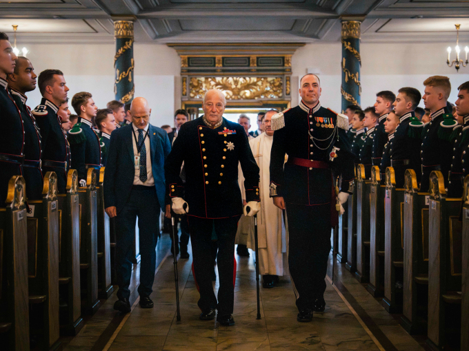 Kong Harald, Dronning Sonja og Kronprins Haakon ankommer Gardens kirkeparade i Oslo domkirke. Foto: Ola Vatn, Det kongelige hoff