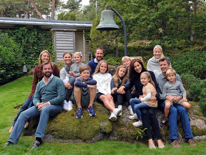 I 2015 var det generasjonstreff på Kongeparets landsted, Mågerø, med tronarvinger med familie fra Luxembourg, Sverige, Norge og Danmark. Foto: Det kongelige hoff