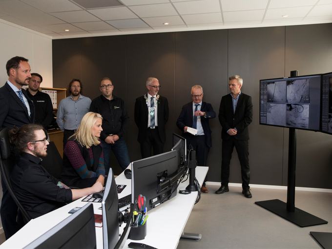 Fisk i merder til havs fjernfôres ved hjelp av dette anlegget. Foto: Christian Lagaard, Det kongelige hoff.
