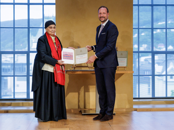 Kronprins Haakon overrekker diplom og pris til årets vinner av Holbergprisen, indiske Gayatri Chakravorty Spivak. Foto: Eivind Senneset, Holbergprisen