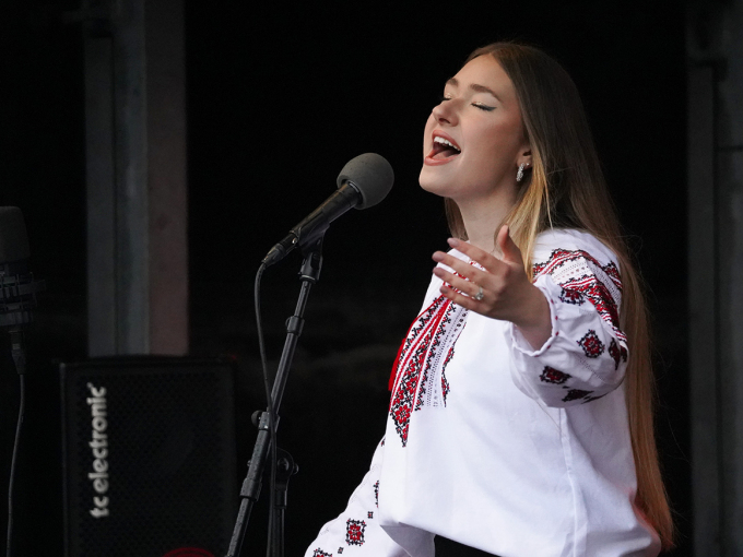 Astelle sang på ukrainsk for Kongen og Dronningen. Astelle er fra Hemnes, men har røtter i Ukraina. Foto: Liv Anette Luane, Det kongelige hoff