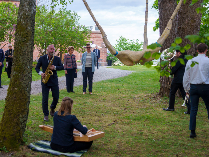 Her ved Helene Skuteruds arbeid Det trekker i nakken / Gust. Foto: Cornelius Poppe, NTB