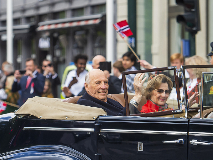 Kongeparet sitter i A-1 under kjøreturen gjennom Oslos gater 17. mai 2020. Foto: Fredrik Varfjell / NTB