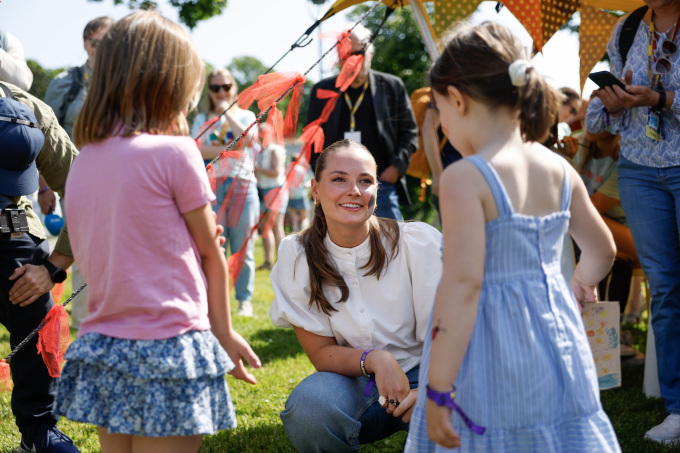 Prinsessen møtte mange unge festivaldeltakere på Miniøya. Foto: Jonas Been Henriksen / NTB