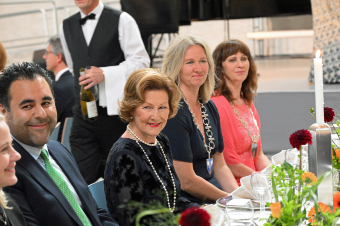 Dronninga sat saman med Stortingspresident Masud Gharahkhani, ordførar Merete Myhre Moen i Tynset kommune og ordførar Jenny Følling i Sunnfjord kommune. Foto: Sven Gj. Gjeruldsen, Det kongelege hoffet.