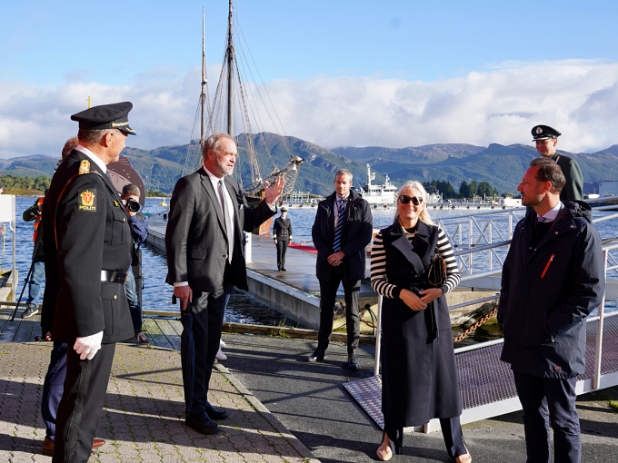 Fylkesmann Lars Sponheim, ordførar Ola Teigen og visepolitimeister Olav Valland ønskjer Kronprinsparet velkommen til Florø. Foto: Simen Sund, Det kongelege hoffet