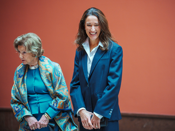 Dronning Sonja og Suzanne Innes-Stubb under besøket til Vigelandsmuseet. Foto: Stian Lysberg Solum / NTB