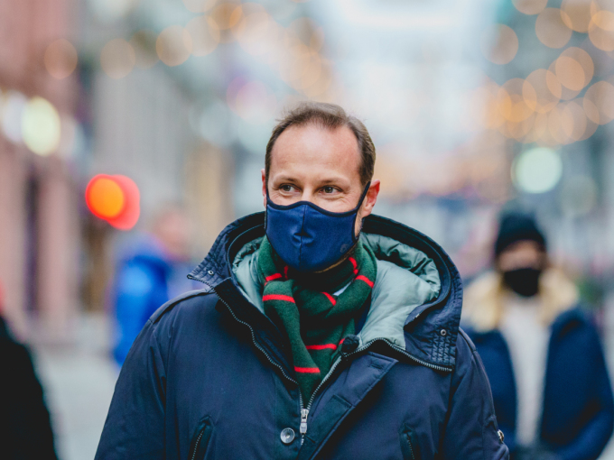 Kronprins Haakon på Karl Johans gate, på vei fra =Kaffe til Oslo S. Foto: Stian Lysberg Solum
