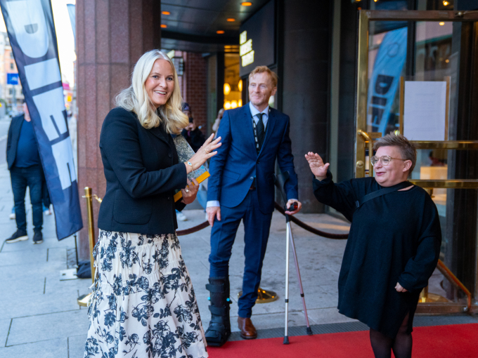 Direktør Edmund Austigaard i Samlaget og teatersjef Kjersti Horn ved Det Norske Teatret ynskjer Kronprinsesse Mette-Marit velkommen til Fossefestivalen og lesesirkel om “Naustet”. Foto: Liv Anette Luane, Det kongelege hoffet