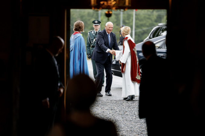Kong Harald ønskes velkommen til festgudstjenesten på Nesodden. Foto: Jonas Been Henriksen / NTB