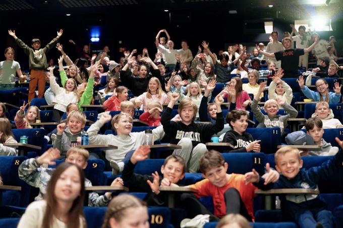 Fullsatt kinosal og forventningsfulle barn under filmfestivalens første dag og visning av filmen Honey i Kristiansand kino. Foto: Ola Vatn, Det kongelige hoff 