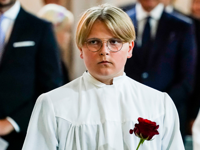 Konfirmantene mottok hver sin rose. Foto: Lise Åserud / NTB scanpix
