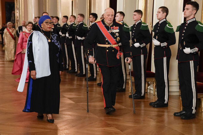 Tanzanias president Samia Suluhu Hassan og Kong Harald i prosesjon gjennom Store festsal før gallamiddagen på Slottet. Foto: Ørn E. Borgen / NTB