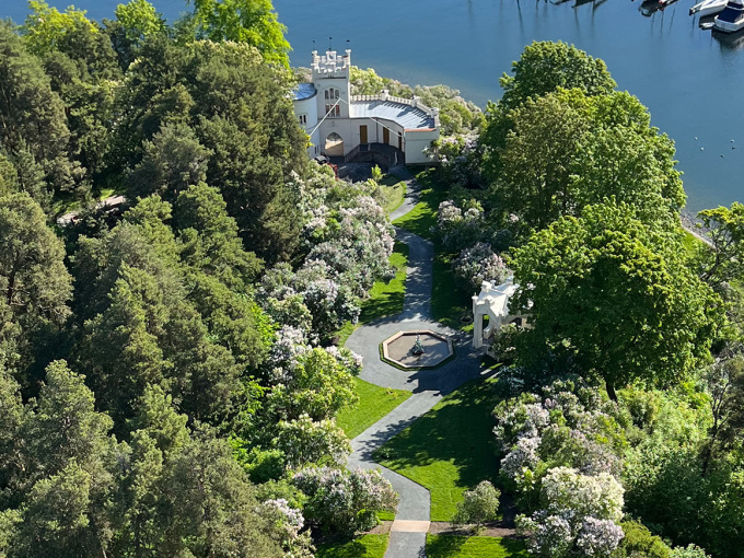 Hageanlegget ble restaurert i 2022-2023 og sto ferdig til publikumssesongen 2023. Målet var å gjenskape den opprinnelige, romantiske parken. Foto: Svein Barmen, Statsbygg