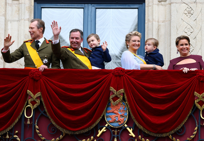 Storhertug Henri og Storhertuginne Maria Teresa slutter seg til den nye storhertugfamilien på slottsbalkongen. Foto: Yves Herman / AFP / NTB