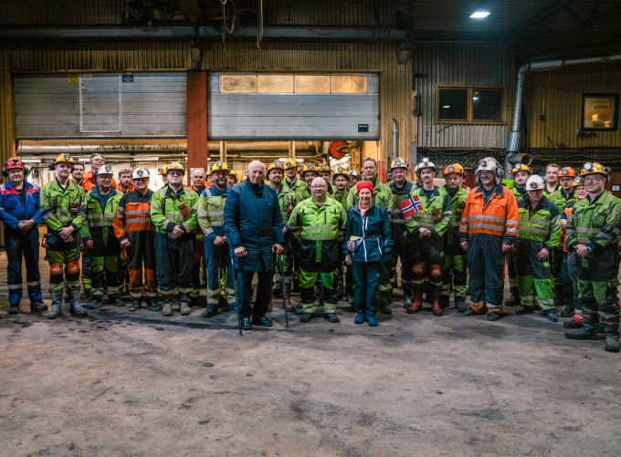 Kongeparet sammen med gruvearbeiderne i Gruve 7 på Svalbard. Foto: Ola Vatn, Det kongelige hoff