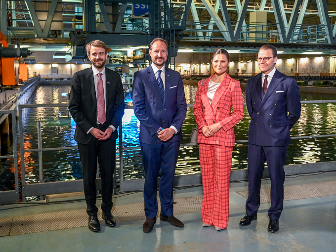 Næringsminister Jan Christian Vestre, Kronprins Haakon, Kronprinsesse Victoria og Prins Daniel under besøket til Wallenius Wilhelmsen i Gøteborg. Foto: Annika Byrde / NTB