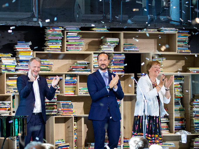Kronprins Haakon, med byrådsleder Raymond Johansen og ordfører Marianne Borgen på hver side, kunne erklære Deichman Bjørvika for åpent. Foto: Terje Pedersen / NTB scanpix