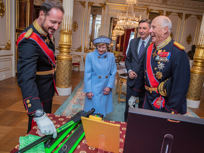 Gavene som ble utvekslet under statsbesøket var lagt fram i Den hvite salong. Presidenten hadde med slovenske ski til Kronprins Haakon. Foto: Stian Lysberg Solum / NTB scanpix