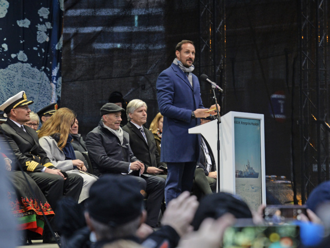 Kronprins Haakon taler på kaia i Tromsø. Foto: Rune Stoltz Bertinussen / NTB scanpix