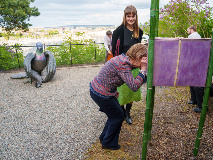 Dronningen studerer Anja Halleks Brevduen og Gaven / The Homing Pigeon and The Gift nærmere. Foto: Cornelius Poppe, NTB