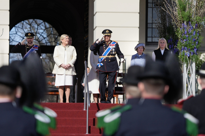 Nasjonalsangene spilles under velkomstseremonien på Slottsplassene. Foto: Javad Parsa, NTB
