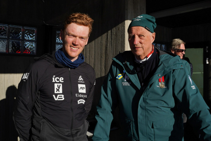 Kongen gratulerte Sivert Guttorm Bakken med sin aller første verdenscupseier under søndagens fellesstart i Holmenkollen. Foto: Sara Svanemyr, Det kongelige hoff. 