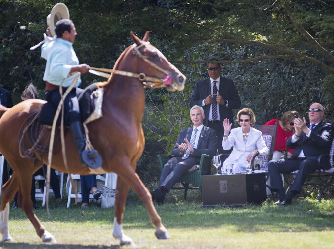 Kongeparet og Norges ambassadør til Argentina Jostein Leiro fikk se gauchoer vise sine kunster på Estancia Villa María. Foto: Heiko Junge / NTB scanpix
